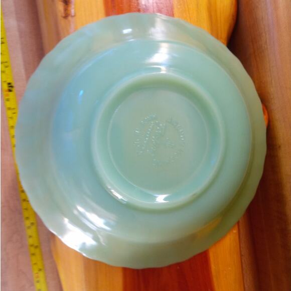 Collectable Anchor Hocking FIRE KING  8.5" Bowls. 2, Mint green and milk glass. - Picture 3 of 7